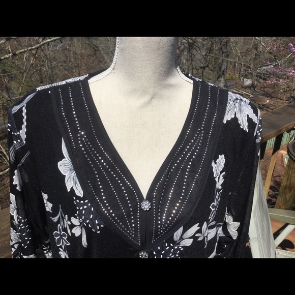 Beautiful blouse - Picture 3 of 8